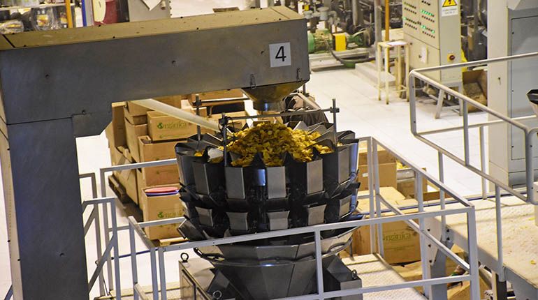 Balanza multicabezal cargada de snacks en la planta