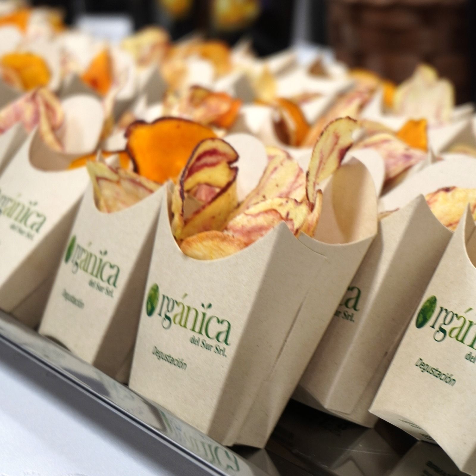 Chips de papas nativas y raíces andinas en cajitas de degustación de Orgánica