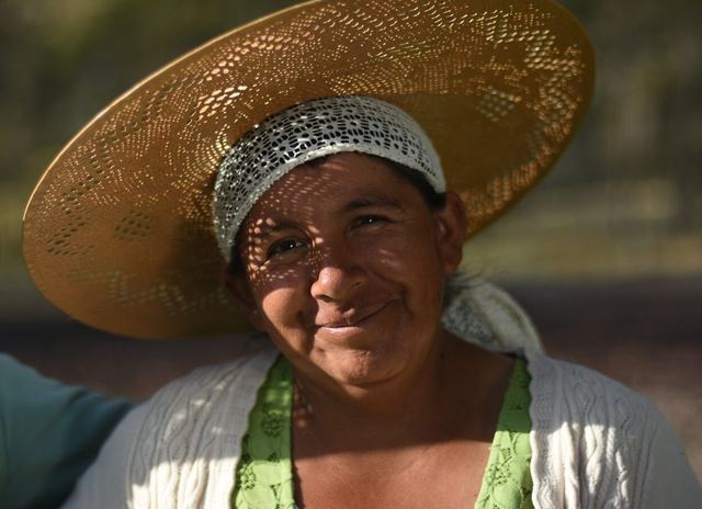 Retrato de productora con sombrero dorado